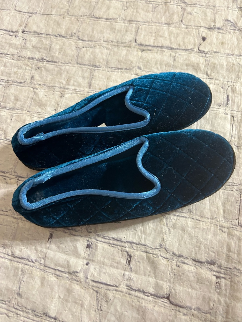 ISOTONER VELVET QUILTED CLOSED BACK SLIPPERS ARCH CONTOUR SECRET SOLE 9.5-10